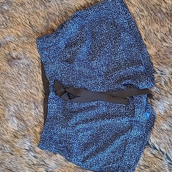 lululemon athletica Pants - Lululemon Women's Blue and Black Dot Shorts Size 4